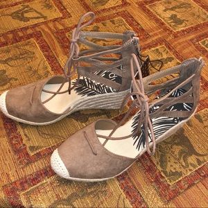 DV platform sandals NWT